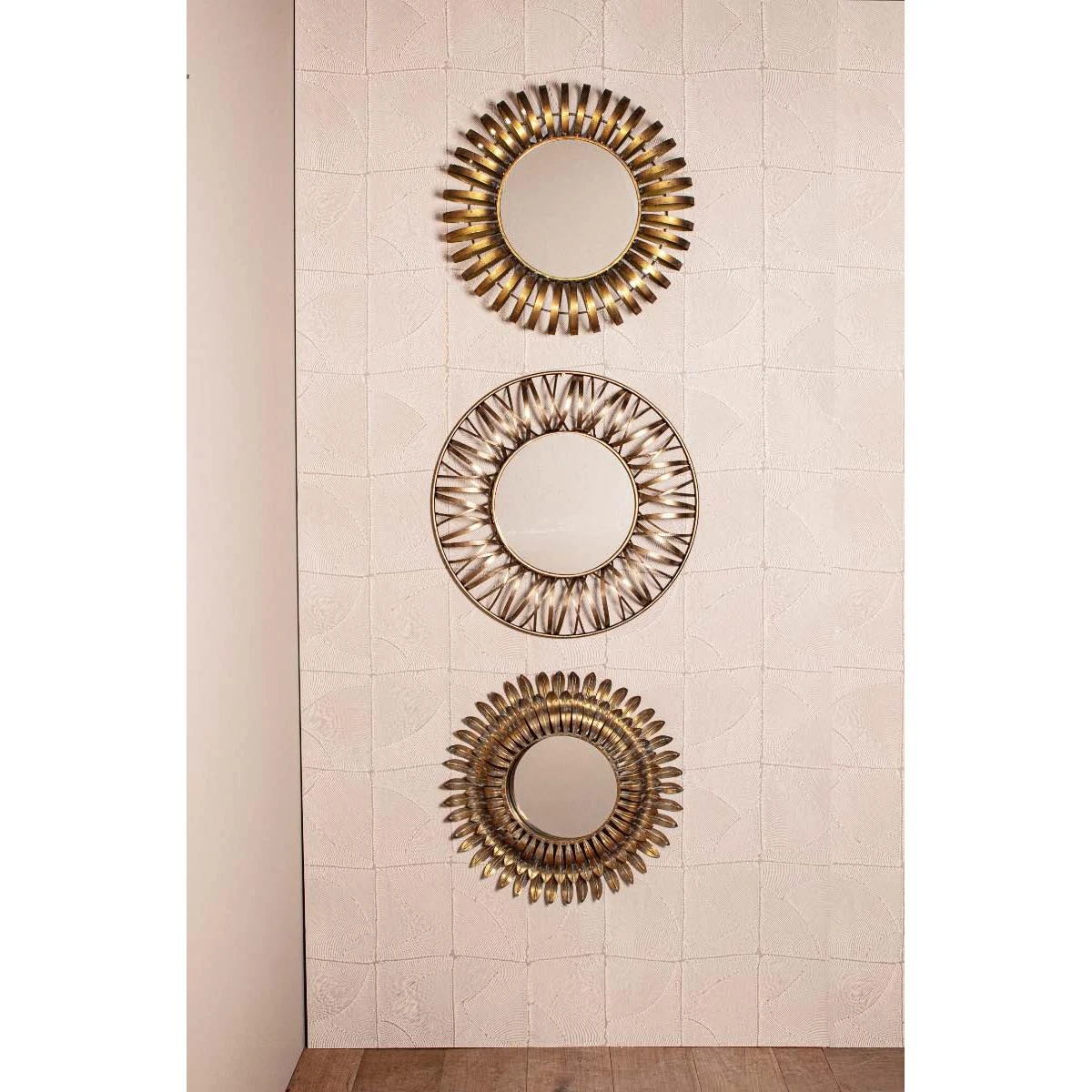 PTMD Genuvo Ronde Spiegel - 56 X 9,5 X 56 Cm - Metaal - Goud 5 PTMD Genuvo Ronde Spiegel - 56 X 9,5 X 56 Cm - Metaal - Goud - Afbeelding 3
